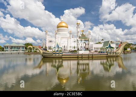 Masjid Omar 'Ali Saifuddien est une mosquée royale, achevée en 1958. Le lagon est orné d'une réplique d'une Barge du Sultan Bolkiah Mahligai datant du XVIe siècle Banque D'Images