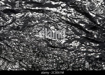 Plan détaillé de l'eau courante, reflets du soleil sur la surface, Islande Banque D'Images