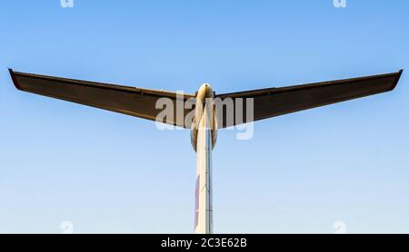 ailes d'un grand avion de ligne sur fond bleu Banque D'Images