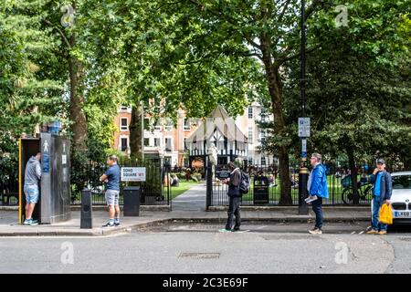 Londres - Angleterre -Soho Square - 19062020 - hommes en file d'attente pour utiliser les toilettes publiques de Soho Square Banque D'Images