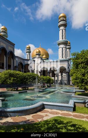 Jardins et fontaines de la mosquée de Jame' ASR Hassanil Bolkiah Au Brunéi Darussalam Banque D'Images