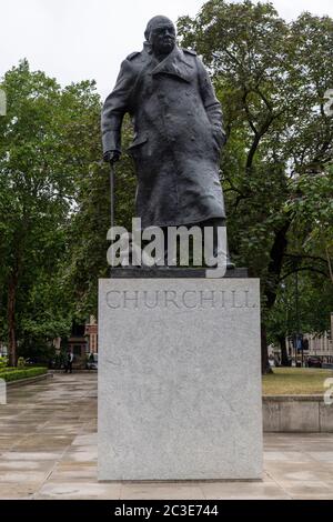 18 juin 2020, Londres, Royaume-Uni. Les tôles recouvrant la statue de l'ancien Premier ministre britannique Winston Churchill sur la place du Parlement sont retirées pour Presi Banque D'Images