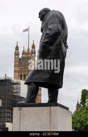 18 juin 2020, Londres, Royaume-Uni. Les tôles recouvrant la statue de l'ancien Premier ministre britannique Winston Churchill sur la place du Parlement sont retirées pour Presi Banque D'Images
