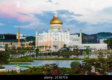 Makhota Golden Jubilee Park (malay: Taman Makhota Jubli EMAS) et la mosquée Omar 'Ali Saifuddien à Bandar Seri Begawan, Brunéi Darussalam au crépuscule Banque D'Images