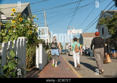 Provincetown USA - octobre 18 2014 : personnes marchant dans des rues pittoresques dans le canton de bord de mer de Cape Cod, à Provincetown. Banque D'Images