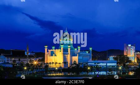 Makhota Golden Jubilee Park (malay: Taman Makhota Jubli EMAS) et la mosquée Omar 'Ali Saifuddien à Bandar Seri Begawan, Brunéi Darussalam au crépuscule Banque D'Images