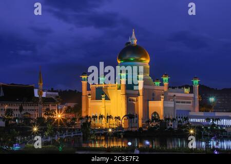 Makhota Golden Jubilee Park (malay: Taman Makhota Jubli EMAS) et la mosquée Omar 'Ali Saifuddien à Bandar Seri Begawan, Brunéi Darussalam au crépuscule Banque D'Images