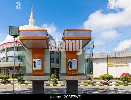 Cabines téléphoniques de TELBRU (Telekom Brunei) devant le Musée royal de Regalia (malay: Muzium ALAT Kebesaran Diraja) à Bandar Seri Begawan, Brunei Banque D'Images