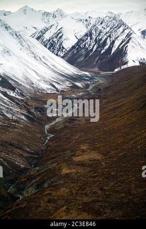 Vues aériennes sur les montagnes et la vallée au-dessus du parc national et de la réserve Kluane, Territoires du Yukon, Canada. Banque D'Images