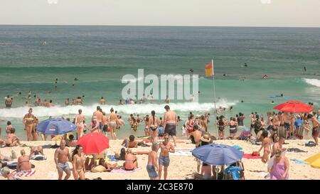 SYDNEY, AUSTRALIE - 31 janvier 2016 : les nageurs et les amateurs de plage à Sydney Bondi Beach Banque D'Images