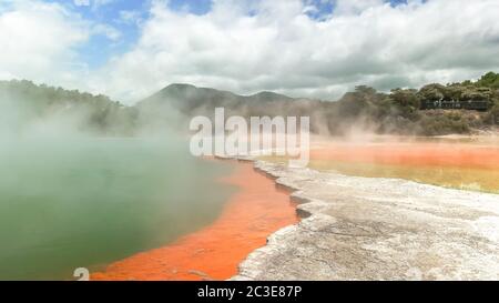 Aperçu de l'ensemble piscine champagne à Rotorua sur l'île du nord de nz Banque D'Images