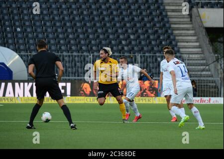 Berne, Stade de Suisse, Super League de football : BSC Young Boys - FC Zurich, n° 25, Jordanie. 19 juin 2020. Lefort (jeunes garçons) contre le # 27 Marco Schoenbaechler (Zuerich) crédit: SPP Sport Press photo. /Actualités en direct d'Alay Banque D'Images