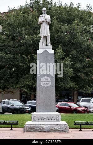 Une statue aux soldats de l'Union de la guerre civile devant le palais de justice du comté de Boulder dans le quartier historique des boutiques et des restaurants du centre-ville, le long de la galerie marchande Pearl Street Mall à Boulder, Colorado. Banque D'Images