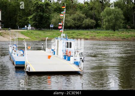 Vue sur un ferry sur l'Elbe Banque D'Images