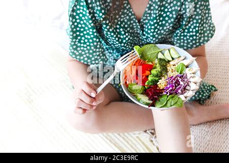 Rognez la femme avec le bol électrique Banque D'Images