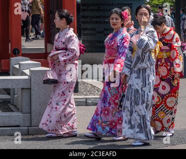 Touristes féminins avec kimono loué au sol du temple Sensoji, Tokyo, Japon. Banque D'Images