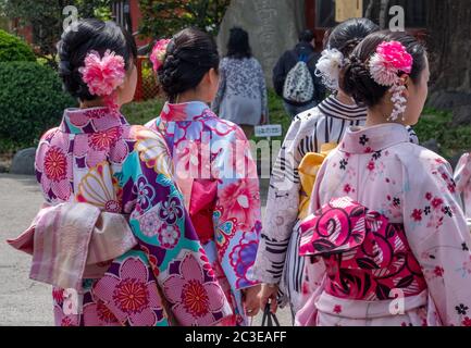 Touristes féminins avec kimono loué au sol du temple Sensoji, Tokyo, Japon. Banque D'Images