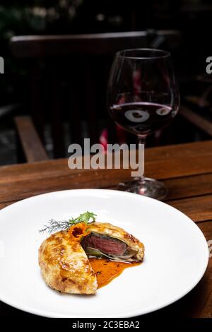 bœuf rôti vin rouge wellington Banque D'Images