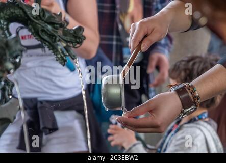 Les touristes se purifient d'eau avant d'entrer dans le temple Sensoji, Tokyo, Japon Banque D'Images