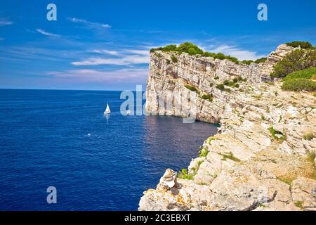 Parc national de l'archipel de Kornati. Falaises spectaculaires de la baie de Telascica au-dessus de la mer Adriatique bleue Banque D'Images