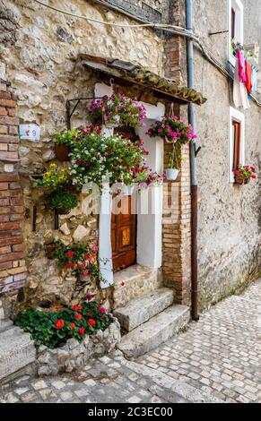 7 juillet 2019 - Artena, Rome, Italie - les maisons caractéristiques de l'ancien village d'Artena, avec des escaliers et ruelle étroite pavée et pierre Banque D'Images