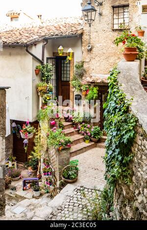 7 juillet 2019 - Artena, Rome, Italie - les maisons caractéristiques de l'ancien village d'Artena, avec des escaliers et ruelle étroite pavée et pierre Banque D'Images