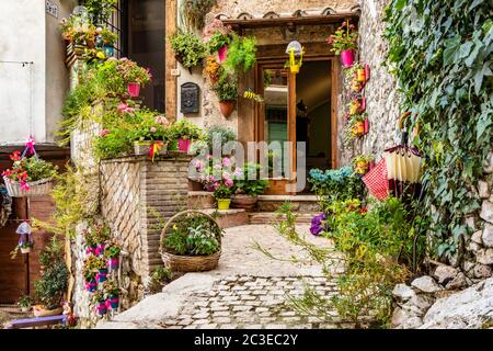 7 juillet 2019 - Artena, Rome, Italie - les maisons caractéristiques de l'ancien village d'Artena, avec des escaliers et ruelle étroite pavée et pierre Banque D'Images