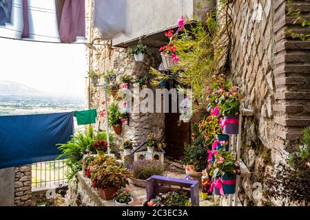 7 juillet 2019 - Artena, Rome, Italie - les maisons caractéristiques de l'ancien village d'Artena, avec des escaliers et ruelle étroite pavée et pierre Banque D'Images