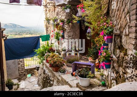 7 juillet 2019 - Artena, Rome, Italie - les maisons caractéristiques de l'ancien village d'Artena, avec des escaliers et ruelle étroite pavée et pierre Banque D'Images