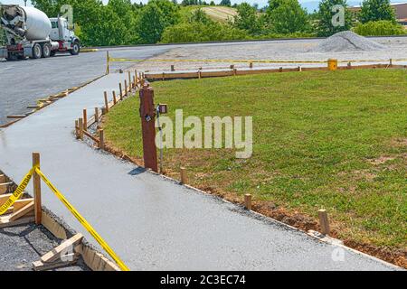 Plan horizontal d'un nouveau trottoir en béton qui vient d'être versé. Banque D'Images