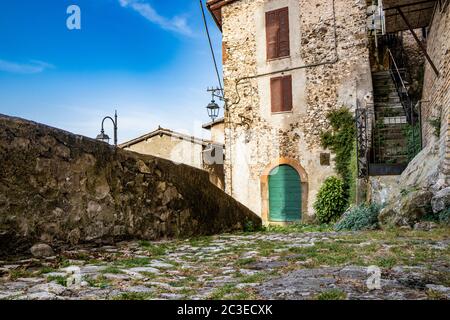 Les maisons caractéristiques de l'ancien village d'Artena, avec des escaliers et des ruelles pavées et étroites. Les balcons et les portes ornent Banque D'Images