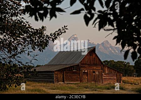 Lever du matin au-dessus de la grange T.A Molton dans le quartier historique de Mormon Row, le long des Flats d'Antelope, avec les montagnes de Grand Teton derrière au parc national de Grand Teton, Wyoming. Banque D'Images