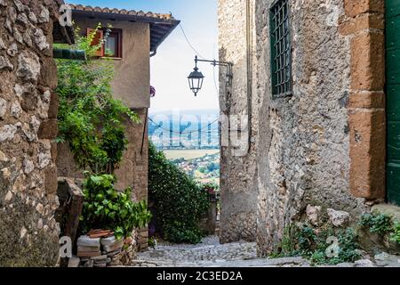 Les maisons caractéristiques de l'ancien village d'Artena, avec des escaliers et des ruelles pavées et étroites. Les balcons et les portes ornent Banque D'Images