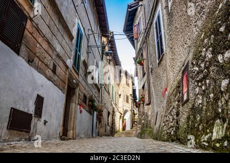 Les maisons caractéristiques de l'ancien village d'Artena, avec des escaliers et des ruelles pavées et étroites. Les balcons et les portes ornent Banque D'Images