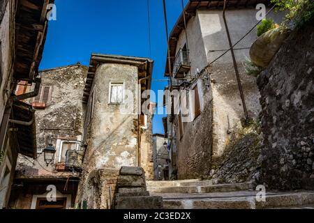 Les maisons caractéristiques de l'ancien village d'Artena, avec des escaliers et des ruelles pavées et étroites. Les balcons et les portes ornent Banque D'Images