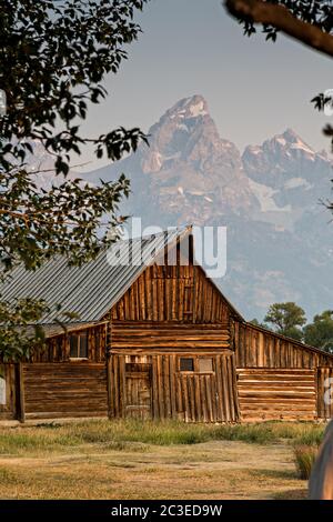 Lever du matin au-dessus de la grange T.A Molton dans le quartier historique de Mormon Row, le long des Flats d'Antelope, avec les montagnes de Grand Teton derrière au parc national de Grand Teton, Wyoming. Banque D'Images