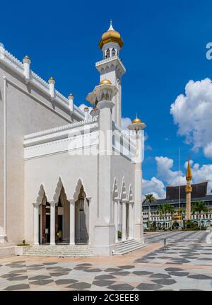 Masjid Omar' Ali Saifuddien est une mosquée royale achevée en 1958. Il sert de symbole de la foi islamique au Brunei et domine les gratte-ciel de la ville Banque D'Images