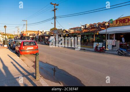 Zakynthos, Grèce - 26 septembre 2017 : vue sur la rue avec boutiques et tavernes dans la ville de Laganas sur l'île de Zakynthos Banque D'Images