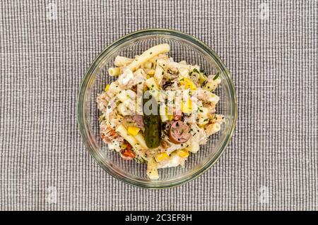 Plat de salade de pâtes avec maïs, thon et cornichon Banque D'Images