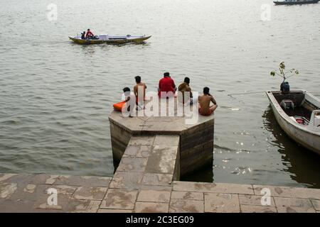 varanasi uttar pradesh inde le 22 février 2020: les habitants de la région assis sur le ghat à varanasi uttar pradesh inde Banque D'Images