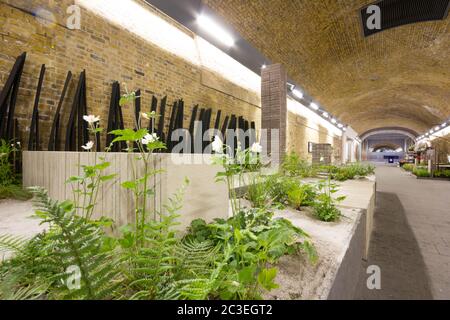 Jardin en relief installé dans le tunnel de métro à la station London Bridge, avec le soutien de Network Rail et livré par Cityscapes Banque D'Images