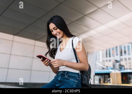 Belle femme indienne souriante utilisant le téléphone mobile, la communication, le chat, les achats en ligne. Vidéo en streaming réussie de blogueur asiatique Banque D'Images