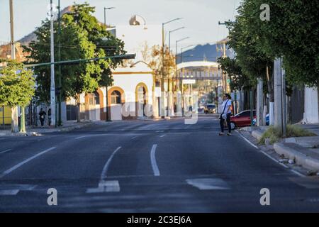 HERMOSILLO, MEXIQUE - JUIN 18 : les rues principales et les boulevards du centre-ville regardent seuls après avoir commencé les amendes pour les automobilistes aujourd'hui, ils n'ont pas de passe qui justifie circuler après 6 heures le 18 juin 2020 à Hermosillo, Mexique. Les restrictions de verrouillage se soulacent lorsque la moitié des États passe au niveau orange d'alerte et que la capitale, entre autres États, reste en alerte rouge. (Photo par Luis Gutierrez/Norte photo). Calle Pino Suarez HERMOSILLO, MÉXICO - 18 DE JUNIO: Las principales cales y bulevares del centro de la Ciudad se ven solitarias después de comenzar las multas para los automovi Banque D'Images