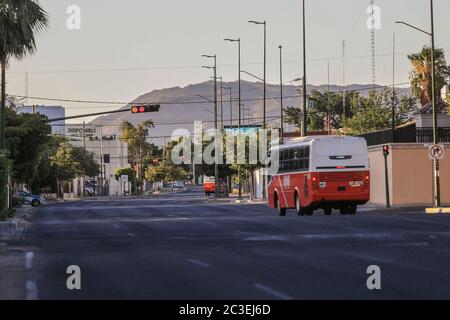 HERMOSILLO, MEXIQUE - JUIN 18 : les rues principales et les boulevards du centre-ville regardent seuls après avoir commencé les amendes pour les automobilistes aujourd'hui, ils n'ont pas de passe qui justifie circuler après 6 heures le 18 juin 2020 à Hermosillo, Mexique. Les restrictions de verrouillage se soulacent lorsque la moitié des États passe au niveau orange d'alerte et que la capitale, entre autres États, reste en alerte rouge. (Photo par Luis Gutierrez/Norte photo). Calle Pino Suarez HERMOSILLO, MÉXICO - 18 DE JUNIO: Las principales cales y bulevares del centro de la Ciudad se ven solitarias después de comenzar las multas para los automovi Banque D'Images