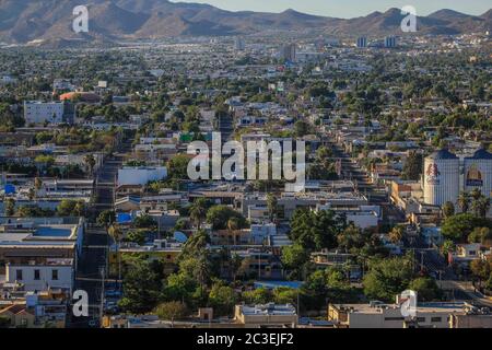 HERMOSILLO, MEXIQUE - JUIN 18 : les rues principales et les boulevards du centre-ville regardent seuls après avoir commencé les amendes pour les automobilistes aujourd'hui, ils n'ont pas de passe qui justifie circuler après 6 heures le 18 juin 2020 à Hermosillo, Mexique. Les restrictions de verrouillage se soulacent lorsque la moitié des États passe au niveau orange d'alerte et que la capitale, entre autres États, reste en alerte rouge. (Photo par Luis Gutierrez/Norte photo)… Vista de las cales del Centro de Hermosillo , norte de hermosillo y molinos de harina Los Gallos. HERMOSILLO, MÉXICO - 18 DE JUNIO : Las principales cales y bulevares del cent Banque D'Images