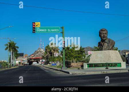 HERMOSILLO, MEXIQUE - JUIN 18 : les rues principales et les boulevards du centre-ville regardent seuls après avoir commencé les amendes pour les automobilistes aujourd'hui, ils n'ont pas de passe qui justifie circuler après 6 heures le 18 juin 2020 à Hermosillo, Mexique. Les restrictions de verrouillage se soulacent lorsque la moitié des États passe au niveau orange d'alerte et que la capitale, entre autres États, reste en alerte rouge. (Photo par Luis Gutierrez/Norte photo). Calle Luis Donaldo Colosio, Estatua de Colosio, PRI, Martir , calle Domingo Olivares, Cerro de la Campana, verano en Hermosillo. HERMOSILLO, MÉXICO - 18 DE JUNIO : Las principal Banque D'Images