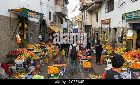 CUSCO, PÉROU- le 20 juin 2016 : large vue d'un fruit de la rue du marché à Cusco au Pérou Banque D'Images