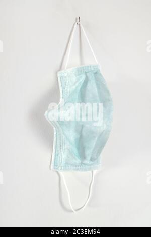 Masque médical accroché au mur Banque D'Images