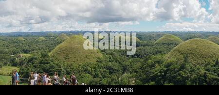 Chocolate Hills paysage vert vallonné sur l'île de Cebu aux Philippines. Banque D'Images