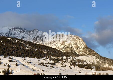 Marchez dans la gare de Montgenevre, prise par le froid, la neige et le gel. Banque D'Images